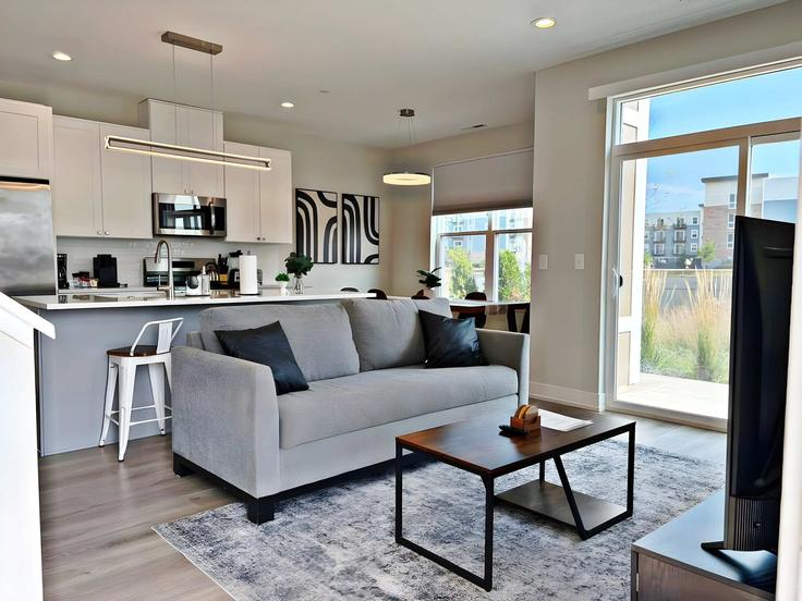 Building Torch Parkway - luxury-lili - 1502220 adresindeki bir dairede modern mobilyalarla zarif bir şekilde tasarlanmış oturma odası Warrenville, Warrenville Building Torch Parkway - luxury-lili - 1502220 adresindeki bir dairede modern mobilyalarla zarif bir şekilde tasarlanmış oturma odası Warrenville, Warrenville