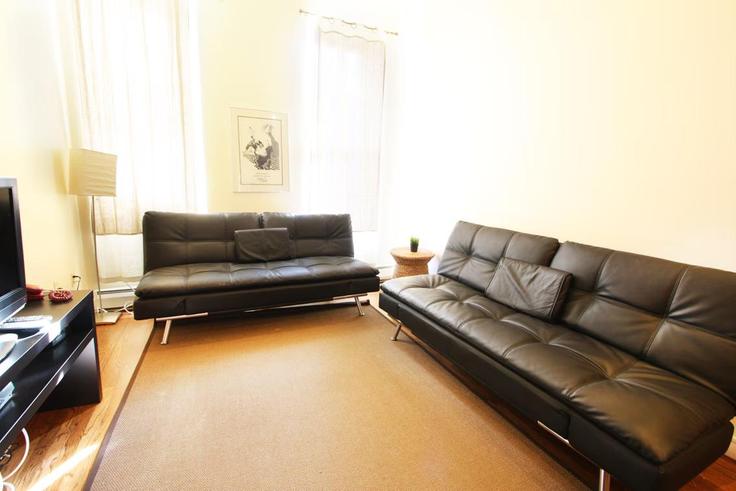 Sala de estar elegantemente projetada com móveis modernos em um apartamento no Building Lenox Avenue - luxury-living-suites - 1424337 em Manhattan, New York