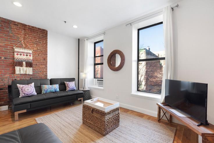 Elegante sala de estar con mobiliario moderno en un apartamento en Building West 136th Street - luxury-living-suites - 1424316 en Manhattan, New York Elegante sala de estar con mobiliario moderno en un apartamento en Building West 136th Street - luxury-living-suites - 1424316 en Manhattan, New York