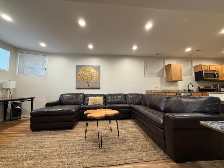Salle de séjour élégante avec mobilier moderne dans un appartement à Building South Wabash Avenue - luxury-living-suites - 1424327 à Chicago, Chicago