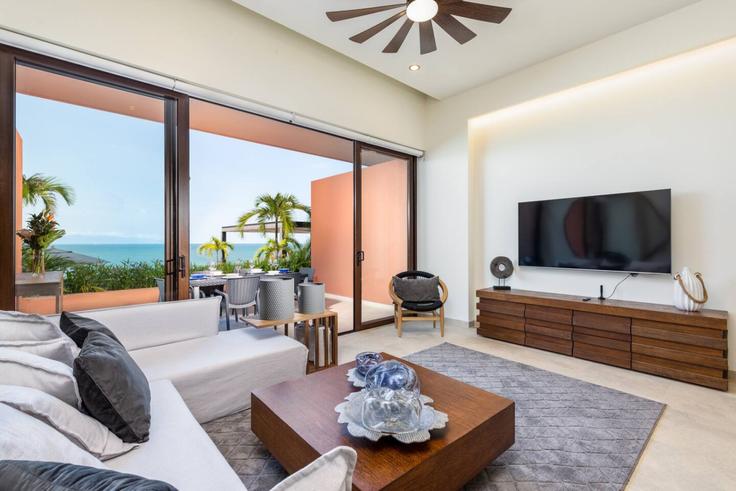 Elegante sala de estar con mobiliario moderno en un apartamento en Building Playa Las Minitas - luxury-properties-and-guest-services-sa-de-cv - 1645640 en Bucerías, Bucerías Elegante sala de estar con mobiliario moderno en un apartamento en Building Playa Las Minitas - luxury-properties-and-guest-services-sa-de-cv - 1645640 en Bucerías, Bucerías