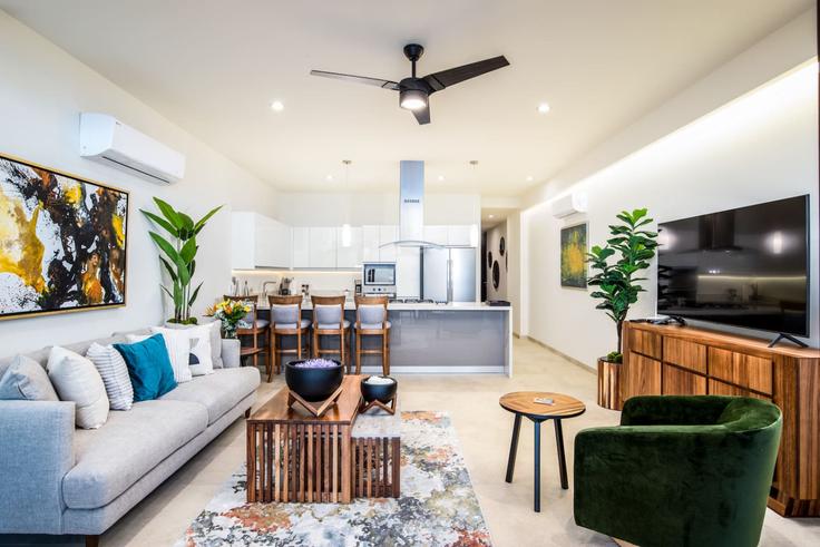 Elegante sala de estar con mobiliario moderno en un apartamento en Building Playa Las Minitas - luxury-properties-and-guest-services-sa-de-cv - 1645583 en Bucerías, Bucerías Elegante sala de estar con mobiliario moderno en un apartamento en Building Playa Las Minitas - luxury-properties-and-guest-services-sa-de-cv - 1645583 en Bucerías, Bucerías