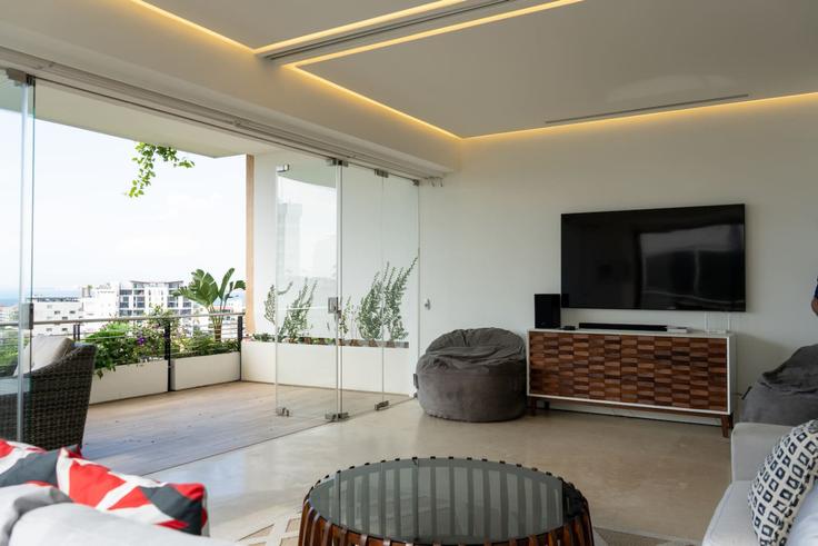 Building Insurgentes - luxury-properties-and-guest-services-sa-de-cv - 1645591 adresindeki bir dairede modern mobilyalarla zarif bir şekilde tasarlanmış oturma odası Puerto Vallarta, Puerto Vallarta