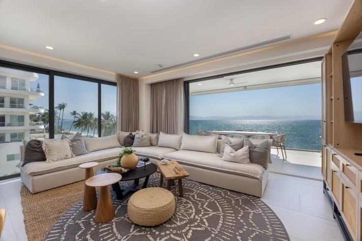 Elegante sala de estar con mobiliario moderno en un apartamento en Building Lázaro Cárdenas - luxury-properties-and-guest-services-sa-de-cv - 1645639 en Bucerías, Bucerías Elegante sala de estar con mobiliario moderno en un apartamento en Building Lázaro Cárdenas - luxury-properties-and-guest-services-sa-de-cv - 1645639 en Bucerías, Bucerías