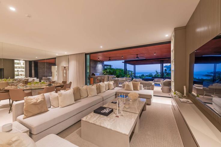 Elegant gestaltetes Wohnzimmer mit moderner Einrichtung in einer Wohnung im Building Carretera Federal la Cruz de Huanacaxtle - Punta de Mita - luxury-properties-and-guest-services-sa-de-cv - 1645757 in Punta del Burro, Punta del Burro Elegant gestaltetes Wohnzimmer mit moderner Einrichtung in einer Wohnung im Building Carretera Federal la Cruz de Huanacaxtle - Punta de Mita - luxury-properties-and-guest-services-sa-de-cv - 1645757 in Punta del Burro, Punta del Burro