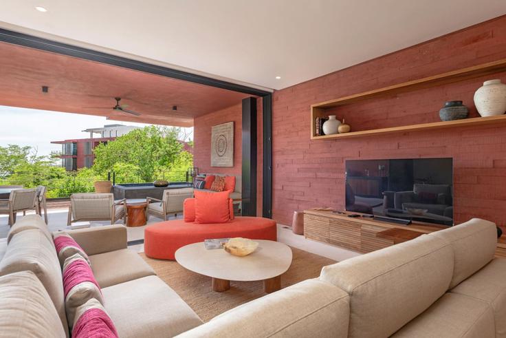 Elegant gestaltetes Wohnzimmer mit moderner Einrichtung in einer Wohnung im Building Carretera Federal la Cruz de Huanacaxtle - Punta de Mita - luxury-properties-and-guest-services-sa-de-cv - 1645582 in Punta del Burro, Punta del Burro Elegant gestaltetes Wohnzimmer mit moderner Einrichtung in einer Wohnung im Building Carretera Federal la Cruz de Huanacaxtle - Punta de Mita - luxury-properties-and-guest-services-sa-de-cv - 1645582 in Punta del Burro, Punta del Burro