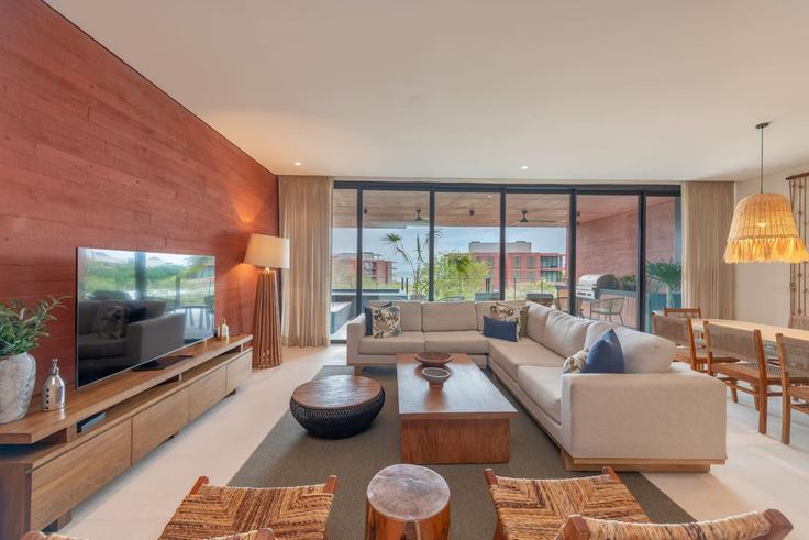 Sayulita SayulitaのBuilding Calle Independencia - luxury-properties-and-guest-services-sa-de-cv - 1645603のアパートメントにある、モダンな家具を備えたエレガントなデザインのリビングルーム