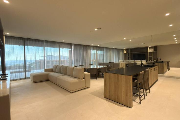 Elegant gestaltetes Wohnzimmer mit moderner Einrichtung in einer Wohnung im Building Carretera Federal la Cruz de Huanacaxtle - Punta de Mita - luxury-properties-and-guest-services-sa-de-cv - 1645610 in Punta del Burro, Punta del Burro Elegant gestaltetes Wohnzimmer mit moderner Einrichtung in einer Wohnung im Building Carretera Federal la Cruz de Huanacaxtle - Punta de Mita - luxury-properties-and-guest-services-sa-de-cv - 1645610 in Punta del Burro, Punta del Burro