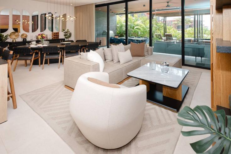 Sayulita SayulitaのBuilding Calle Independencia - luxury-properties-and-guest-services-sa-de-cv - 1645611のアパートメントにある、モダンな家具を備えたエレガントなデザインのリビングルーム