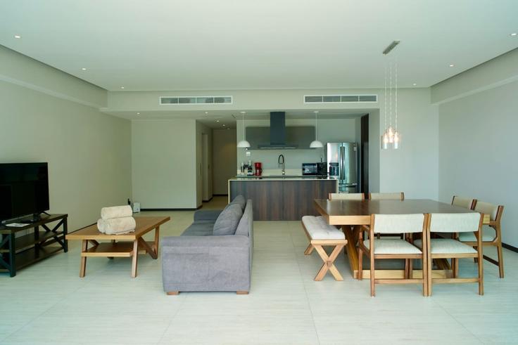 Elegante sala de estar con mobiliario moderno en un apartamento en Building Playa Los Picos - luxury-properties-and-guest-services-sa-de-cv - 1645581 en Bucerías, Bucerías Elegante sala de estar con mobiliario moderno en un apartamento en Building Playa Los Picos - luxury-properties-and-guest-services-sa-de-cv - 1645581 en Bucerías, Bucerías