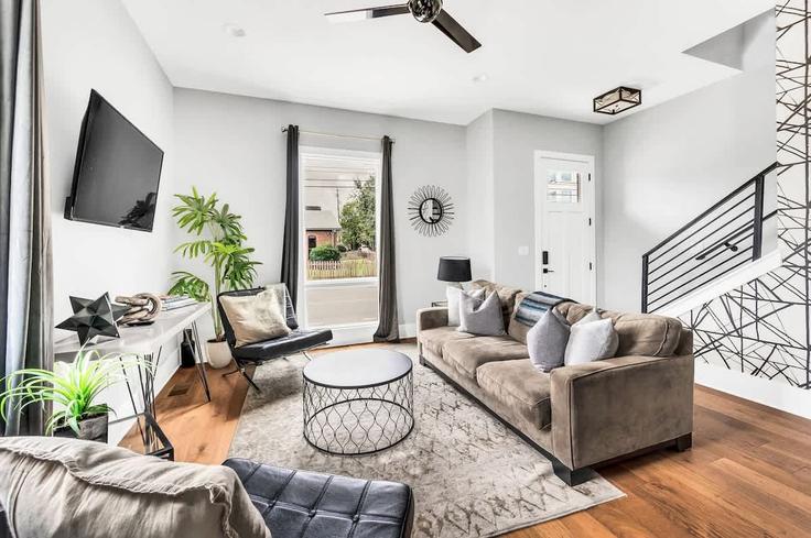 Elegant gestaltetes Wohnzimmer mit moderner Einrichtung in einer Wohnung im Building 3rd Avenue North - luxury-rentals-usa - 1470331 in Nashville, Nashville