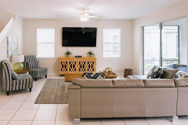 Salle de séjour élégante avec mobilier moderne dans un appartement à Building Sandy Park Trail - luxury-rentals-usa - 1470320 à Four Corners, Four Corners