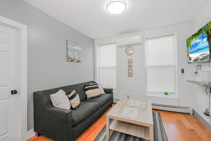 Sala de estar elegantemente projetada com móveis modernos em um apartamento no Building Putnam Avenue - luxury-rentals-usa - 1470321 em Brooklyn, New York