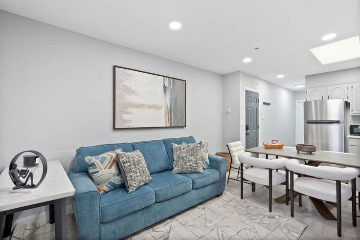 Jersey City, Jersey City에 위치한 Building Hancock Avenue - luxury-rentals-usa - 1470329 유닛의 세련된 인테리어가 돋보이는 거실