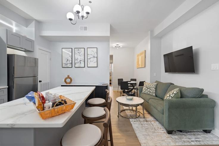 Elegante sala de estar con mobiliario moderno en un apartamento en Building Tuers Avenue - luxury-rentals-usa - 1470332 en Jersey City, Jersey City
