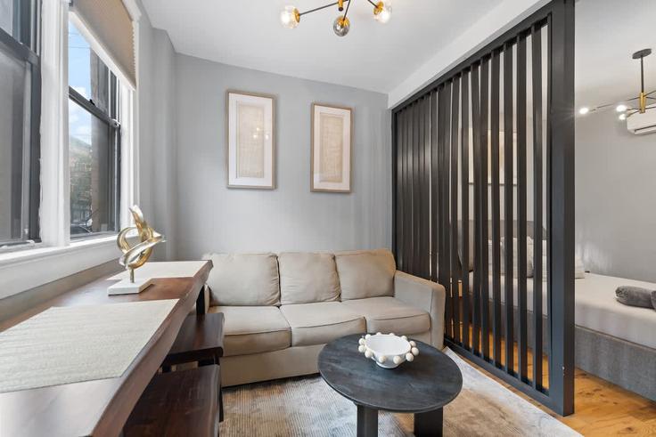 Salle de séjour élégante avec mobilier moderne dans un appartement à Building Palisade Avenue - luxury-rentals-usa - 1470337 à Jersey City, Jersey City