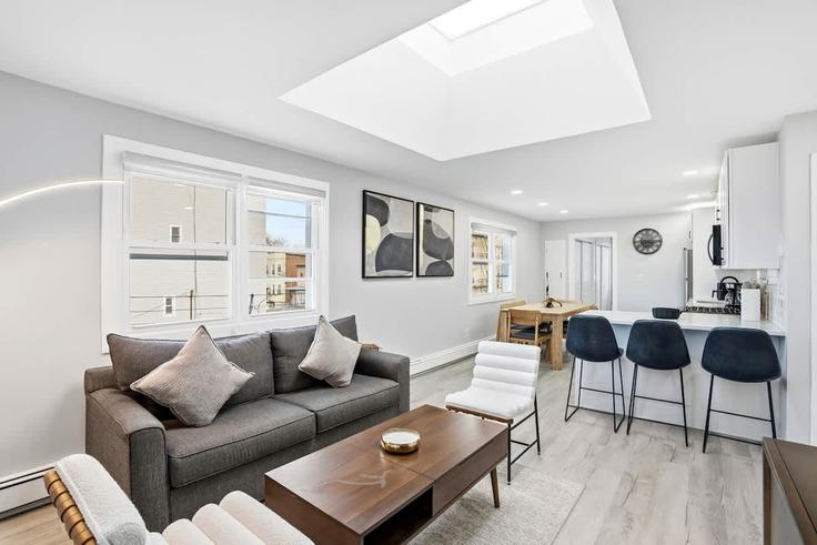 Jersey City, Jersey City에 위치한 Building Hancock Avenue - luxury-rentals-usa - 1470334 유닛의 세련된 인테리어가 돋보이는 거실