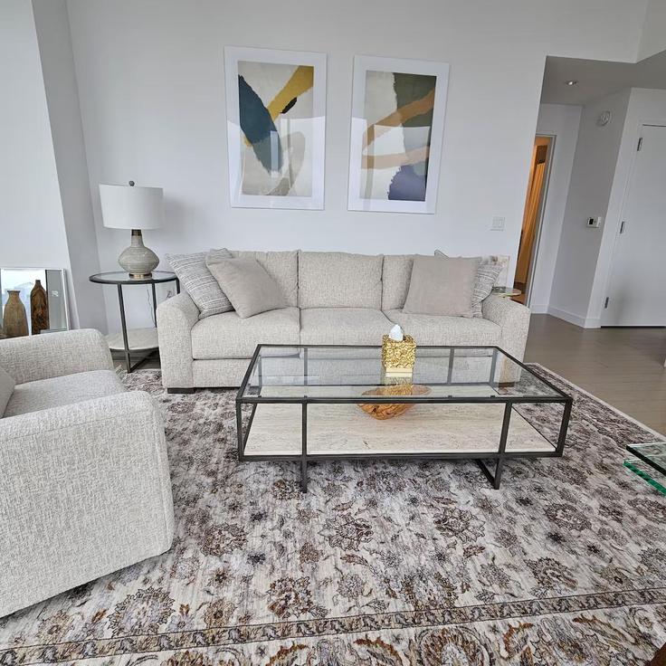 Elegante sala de estar con mobiliario moderno en un apartamento en Building Broadway - luxury-stays-nyc - 1461706 en Manhattan, New York Elegante sala de estar con mobiliario moderno en un apartamento en Building Broadway - luxury-stays-nyc - 1461706 en Manhattan, New York