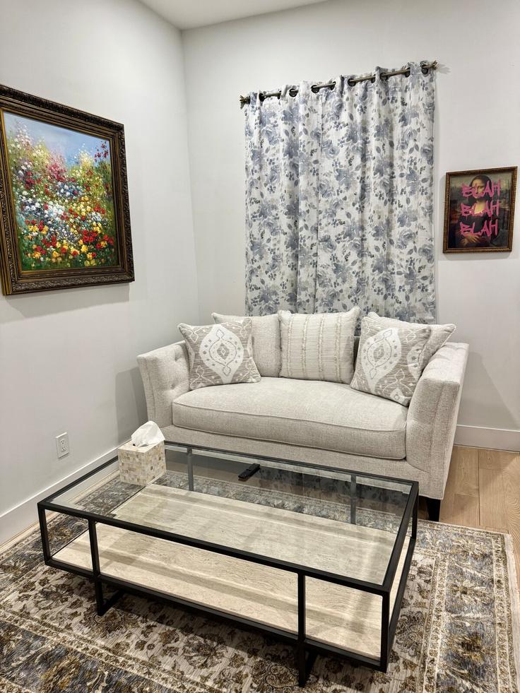 Salle de séjour élégante avec mobilier moderne dans un appartement à Building Amsterdam Avenue - luxury-stays-nyc - 1465807 à Manhattan, New York