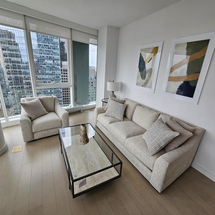 Elegante sala de estar con mobiliario moderno en un apartamento en Building Broadway - luxury-stays-nyc - 1461706 en Manhattan, New York