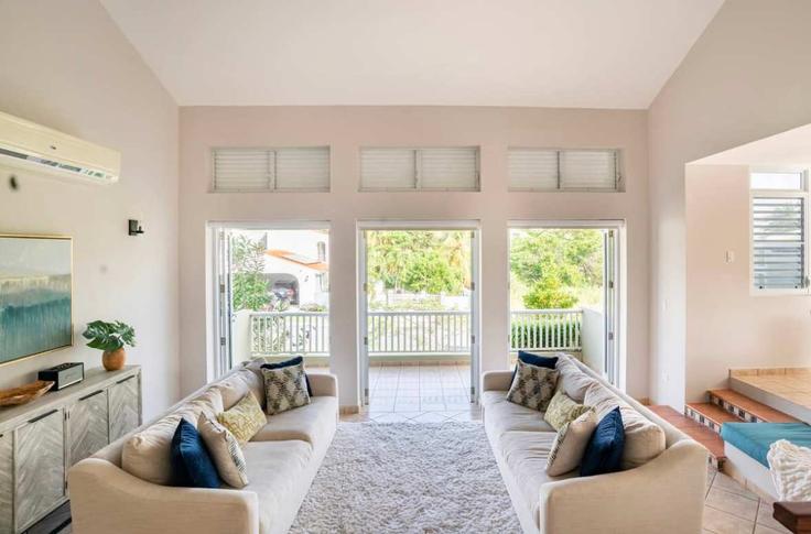 Palmas del Mar, Palmas del Mar에 위치한 Building Surfside Road - luxury-villa-rentals - 1344572 유닛의 세련된 인테리어가 돋보이는 거실 Palmas del Mar, Palmas del Mar에 위치한 Building Surfside Road - luxury-villa-rentals - 1344572 유닛의 세련된 인테리어가 돋보이는 거실