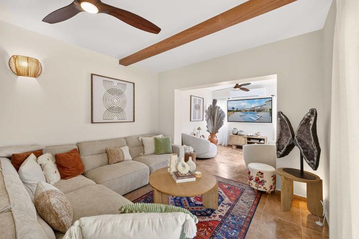Palmas del Mar, Palmas del Mar에 위치한 Building Surfside Road - luxury-villa-rentals - 1626390 유닛의 세련된 인테리어가 돋보이는 거실 Palmas del Mar, Palmas del Mar에 위치한 Building Surfside Road - luxury-villa-rentals - 1626390 유닛의 세련된 인테리어가 돋보이는 거실