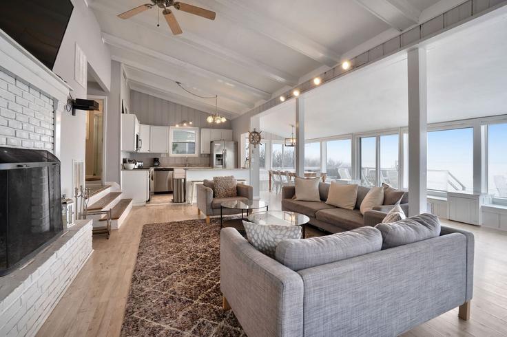 Building Creek Road - luxurybeachgetaway - 1510783 adresindeki bir dairede modern mobilyalarla zarif bir şekilde tasarlanmış oturma odası Wading River, Riverhead
