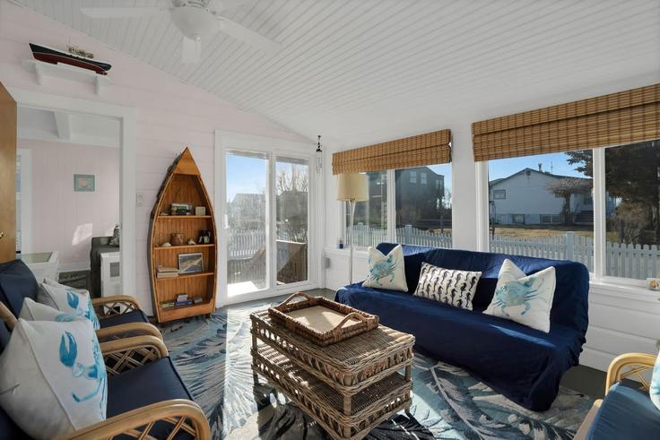 Building Sound Avenue - luxurybeachgetaway - 1429743 adresindeki bir dairede modern mobilyalarla zarif bir şekilde tasarlanmış oturma odası Peconic, Southold