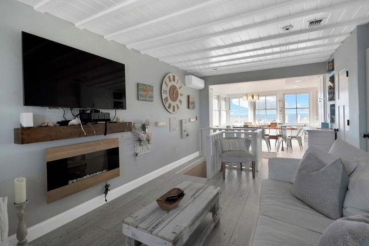 Building Creek Road - luxurybeachgetaway - 1510782 adresindeki bir dairede modern mobilyalarla zarif bir şekilde tasarlanmış oturma odası Wading River, Riverhead