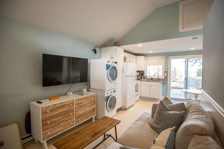 Building Oak Street - luxurybeachgetaway - 1261528 adresindeki bir dairede modern mobilyalarla zarif bir şekilde tasarlanmış oturma odası Wading River, Riverhead