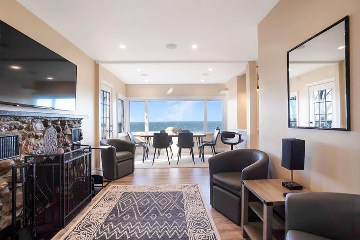 Building Cliff Road - luxurybeachgetaway - 1510785 adresindeki bir dairede modern mobilyalarla zarif bir şekilde tasarlanmış oturma odası Wading River, Riverhead