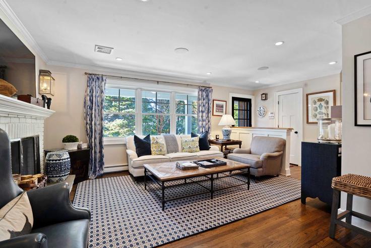 Building Waterview Drive - luxurybeachgetaway - 1261529 adresindeki bir dairede modern mobilyalarla zarif bir şekilde tasarlanmış oturma odası Southold, Southold