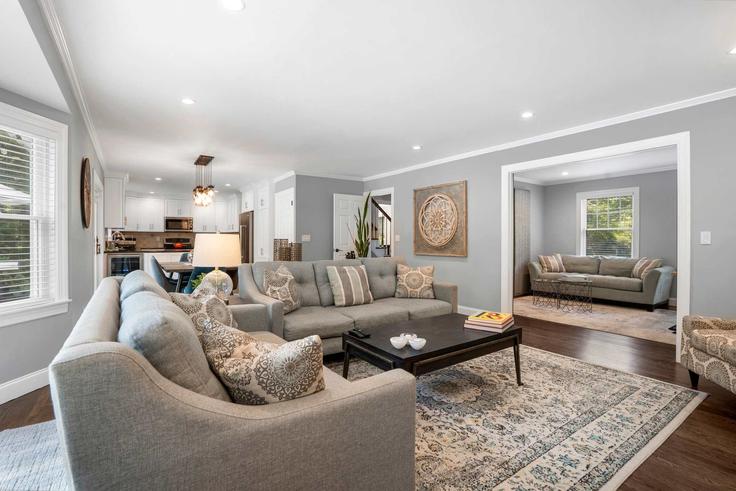 Building Old Fish Cove Road - luxurybeachgetaway - 1512341 adresindeki bir dairede modern mobilyalarla zarif bir şekilde tasarlanmış oturma odası North Sea, Southampton Building Old Fish Cove Road - luxurybeachgetaway - 1512341 adresindeki bir dairede modern mobilyalarla zarif bir şekilde tasarlanmış oturma odası North Sea, Southampton