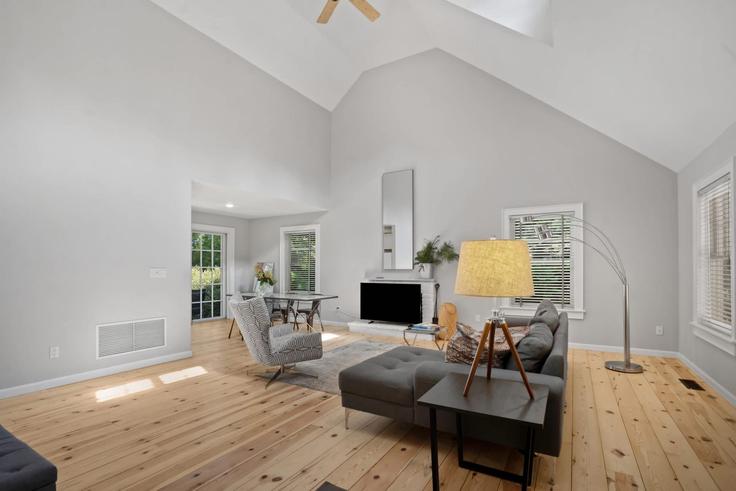 Building The Parkway - luxurybeachgetaway - 1262274 adresindeki bir dairede modern mobilyalarla zarif bir şekilde tasarlanmış oturma odası North Sea, Southampton