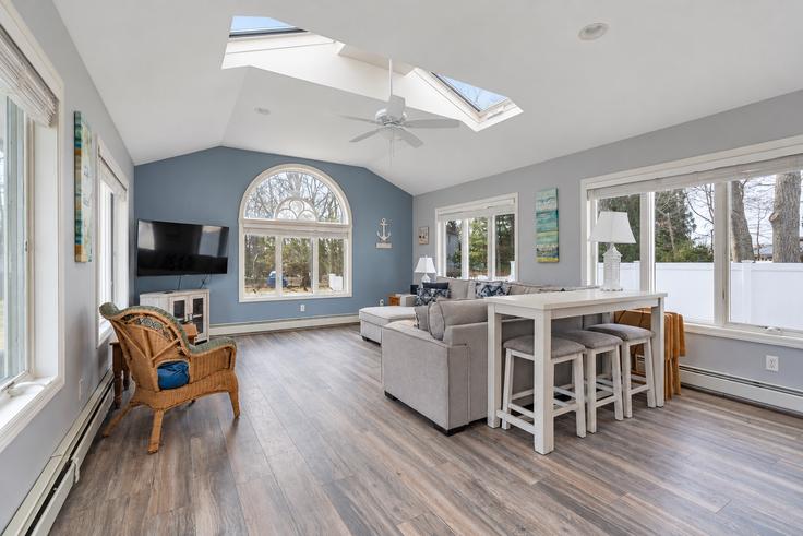 Salle de séjour élégante avec mobilier moderne dans un appartement à Building Maryland Boulevard - luxurybeachgetaway - 1429741 à Hampton Bays, Southampton Salle de séjour élégante avec mobilier moderne dans un appartement à Building Maryland Boulevard - luxurybeachgetaway - 1429741 à Hampton Bays, Southampton