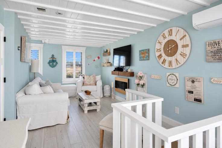 Elegant gestaltetes Wohnzimmer mit moderner Einrichtung in einer Wohnung im Building Creek Road - luxurybeachgetaway - 1510782 in Wading River, Riverhead Elegant gestaltetes Wohnzimmer mit moderner Einrichtung in einer Wohnung im Building Creek Road - luxurybeachgetaway - 1510782 in Wading River, Riverhead