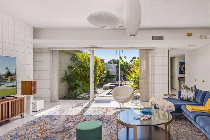 Building Sandpiper Street - luxus-vacation-properties - 1627272 adresindeki bir dairede modern mobilyalarla zarif bir şekilde tasarlanmış oturma odası Palm Desert, Palm Desert Building Sandpiper Street - luxus-vacation-properties - 1627272 adresindeki bir dairede modern mobilyalarla zarif bir şekilde tasarlanmış oturma odası Palm Desert, Palm Desert