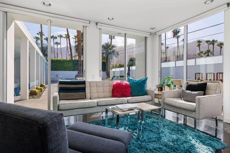 Building East La Verne Way - luxus-vacation-properties - 1627275 adresindeki bir dairede modern mobilyalarla zarif bir şekilde tasarlanmış oturma odası Palm Springs, Palm Springs Building East La Verne Way - luxus-vacation-properties - 1627275 adresindeki bir dairede modern mobilyalarla zarif bir şekilde tasarlanmış oturma odası Palm Springs, Palm Springs