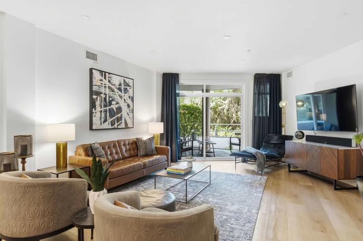 Kelowna KelownaのBuilding Sunset Drive - luxus-vacation-properties - 1627274のアパートメントにある、モダンな家具を備えたエレガントなデザインのリビングルーム Kelowna KelownaのBuilding Sunset Drive - luxus-vacation-properties - 1627274のアパートメントにある、モダンな家具を備えたエレガントなデザインのリビングルーム