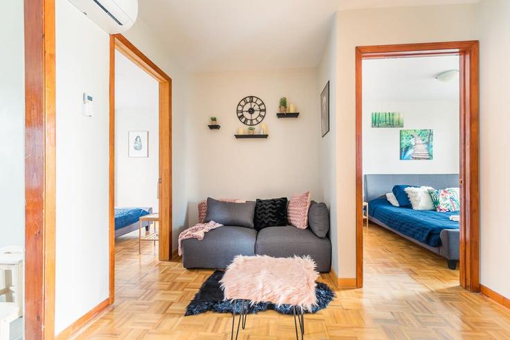 Elegant gestaltetes Wohnzimmer mit moderner Einrichtung in einer Wohnung im Building Avenue Duluth Ouest - m11-collection - 1332410 in Le Plateau-Mont-Royal, Montreal