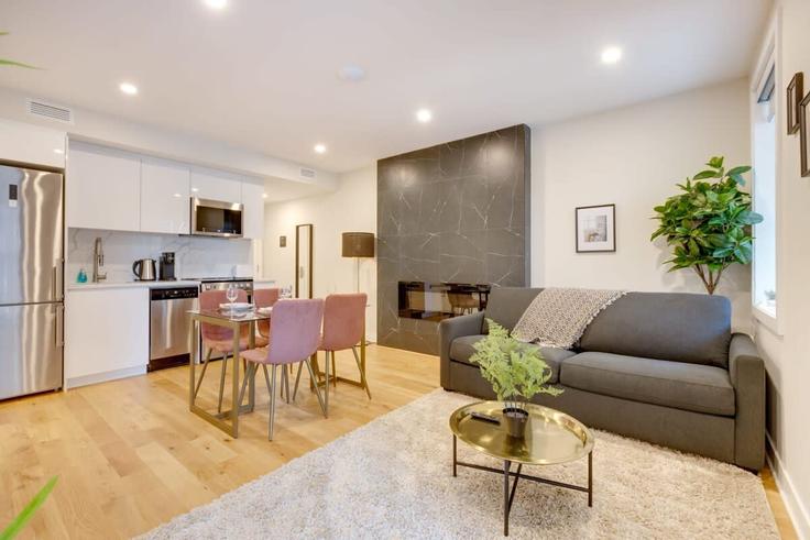 Salle de séjour élégante avec mobilier moderne dans un appartement à Building Avenue des Pins Ouest - m11-collection - 1319147 à Ville-Marie, Montreal Salle de séjour élégante avec mobilier moderne dans un appartement à Building Avenue des Pins Ouest - m11-collection - 1319147 à Ville-Marie, Montreal