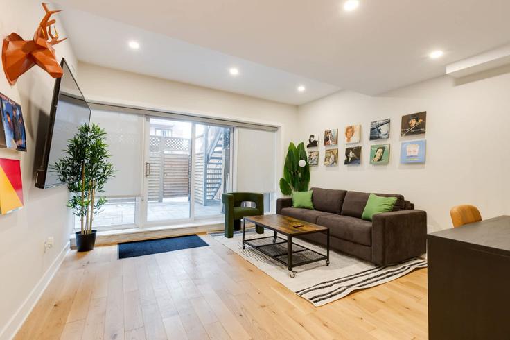 Salle de séjour élégante avec mobilier moderne dans un appartement à Building Avenue des Pins Ouest - m11-collection - 1346933 à Ville-Marie, Montreal