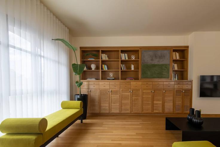 Salle de séjour élégante avec mobilier moderne dans un appartement à Building Artemisiou - ma-maison-yr - 1373807 à Central Athens, Athens