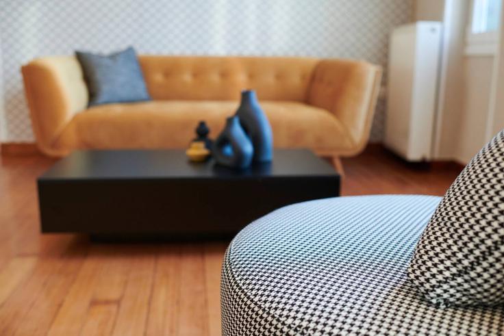 Salle de séjour élégante avec mobilier moderne dans un appartement à Building Meletiou Piga - ma-maison-yr - 1373808 à Central Athens, Athens