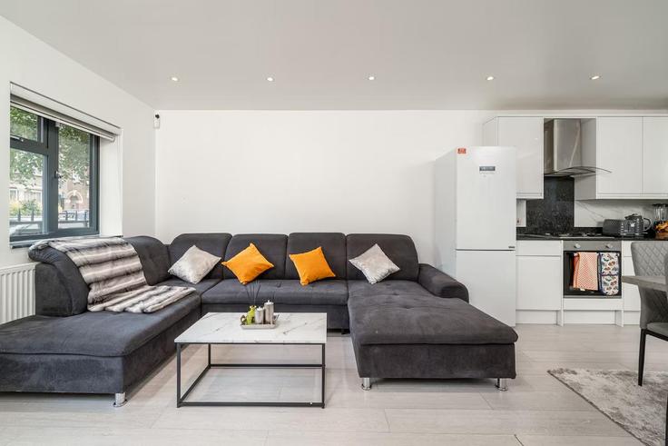 Salle de séjour élégante avec mobilier moderne dans un appartement à Building Saint Paul's Road - mabel-oko-epelle - 1493039 à London Borough of Haringey, London