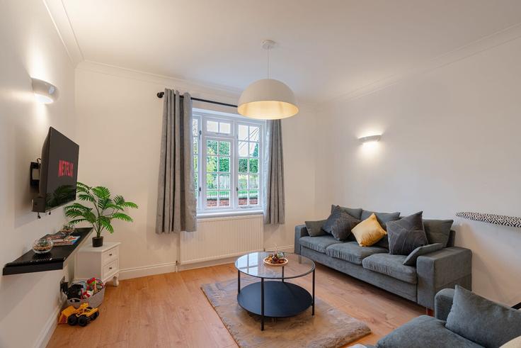 Elegant gestaltetes Wohnzimmer mit moderner Einrichtung in einer Wohnung im Building Granard Avenue - mabel-oko-epelle - 1497880 in London Borough of Wandsworth, London