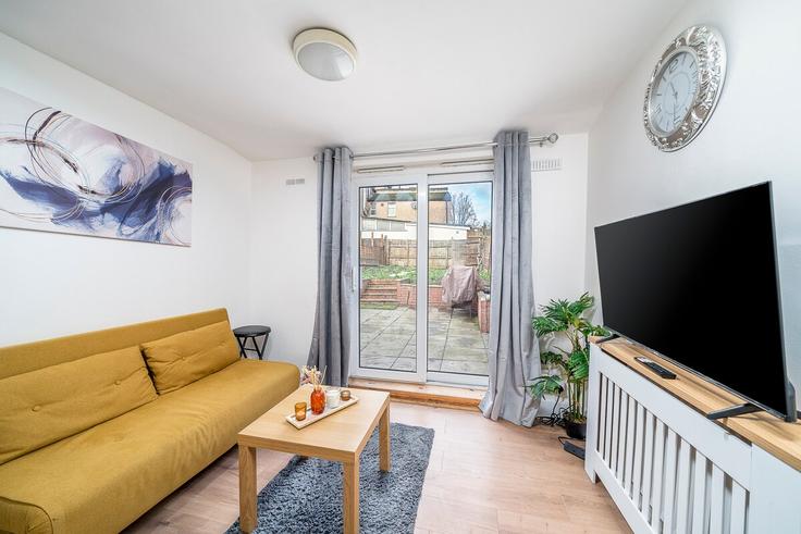Salle de séjour élégante avec mobilier moderne dans un appartement à Building Moselle Avenue - mabel-oko-epelle - 1493035 à London Borough of Haringey, London Salle de séjour élégante avec mobilier moderne dans un appartement à Building Moselle Avenue - mabel-oko-epelle - 1493035 à London Borough of Haringey, London