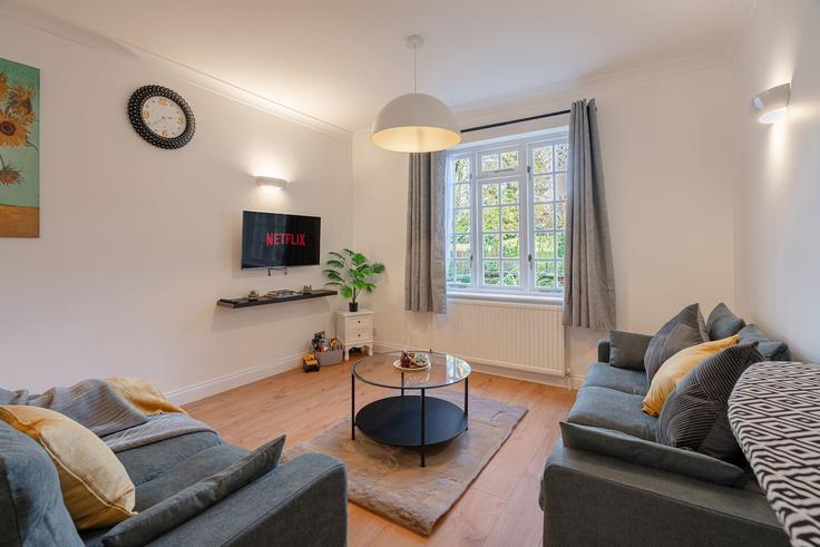 Elegant gestaltetes Wohnzimmer mit moderner Einrichtung in einer Wohnung im Building Crestway - mabel-oko-epelle - 1493038 in London Borough of Wandsworth, London