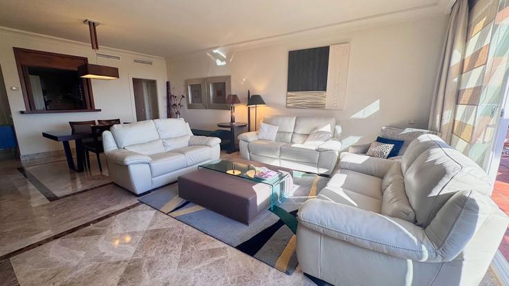 Elegant gestaltetes Wohnzimmer mit moderner Einrichtung in einer Wohnung im Building Urbanizacion N Andalucia J - mabellabanus - 1475788 in Nueva Andalucía, Marbella
