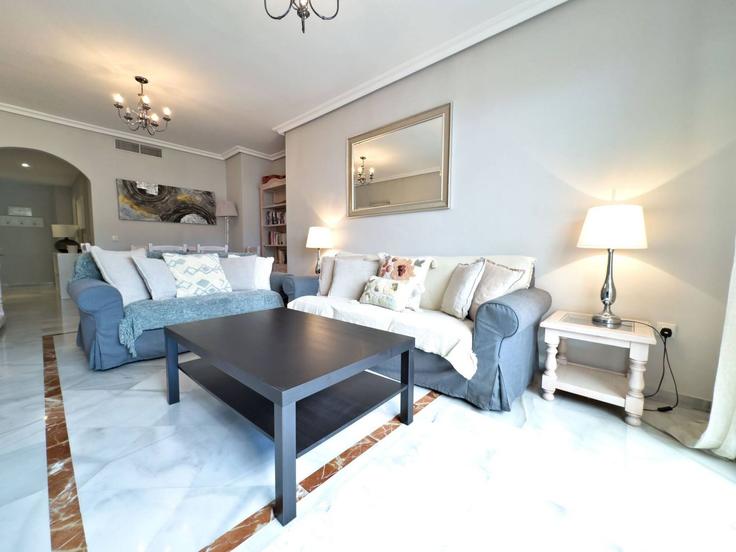 Marbella MarbellaのBuilding Urbanización Altos del Rodeo - mabellabanus - 1332383のアパートメントにある、モダンな家具を備えたエレガントなデザインのリビングルーム Marbella MarbellaのBuilding Urbanización Altos del Rodeo - mabellabanus - 1332383のアパートメントにある、モダンな家具を備えたエレガントなデザインのリビングルーム